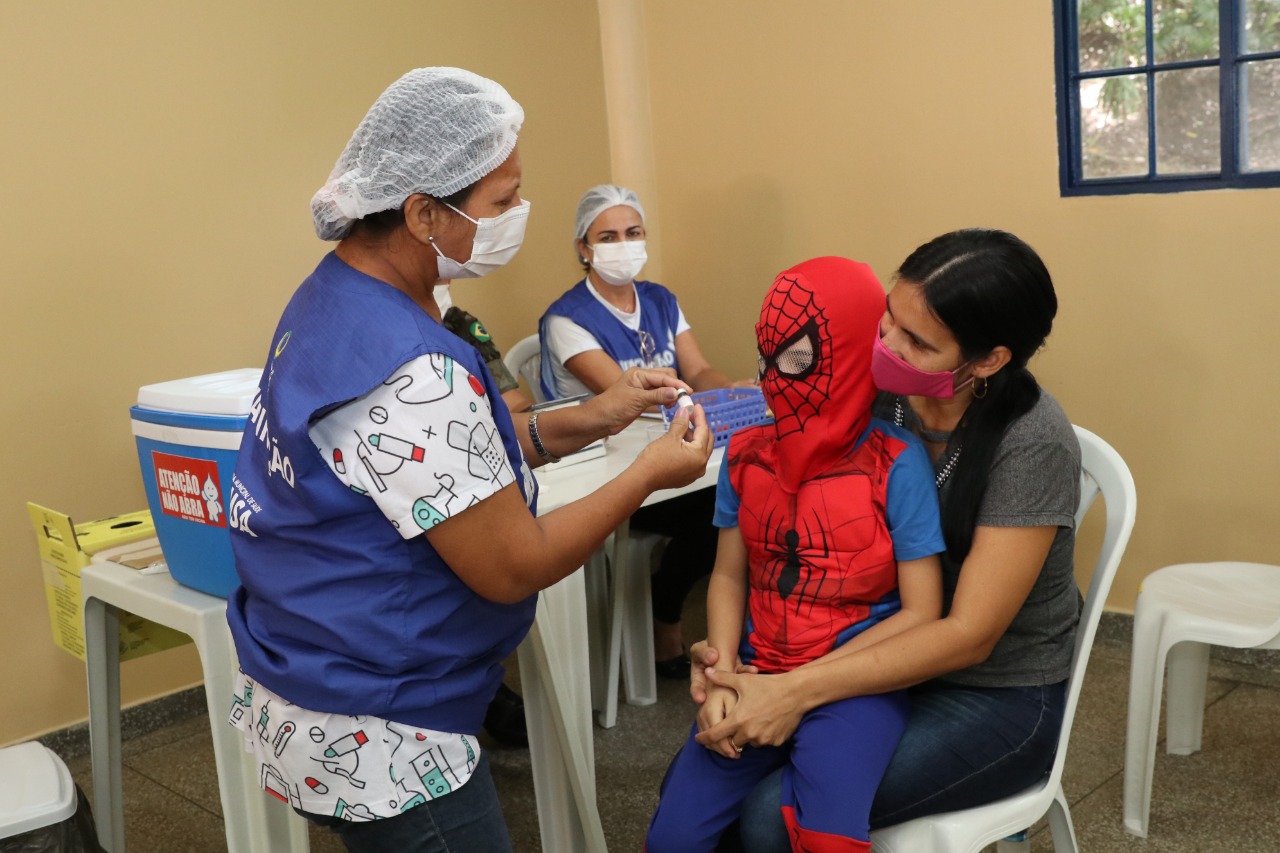 Mais de 393 mil crianças estão aptas a tomar a vacina contra paralisia infantil no Amazonas