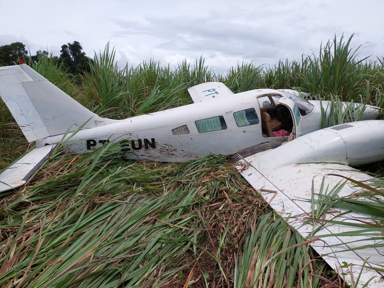 A operação da Polícia Federal, com o apoio da Força Aérea Brasileira, apreendeu cerca de 165 kg de skunk, em avião que fez pouso forçado.