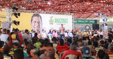 Wilson Lima inicia entrega de capacetes e coletes para mototaxistas de Manaus