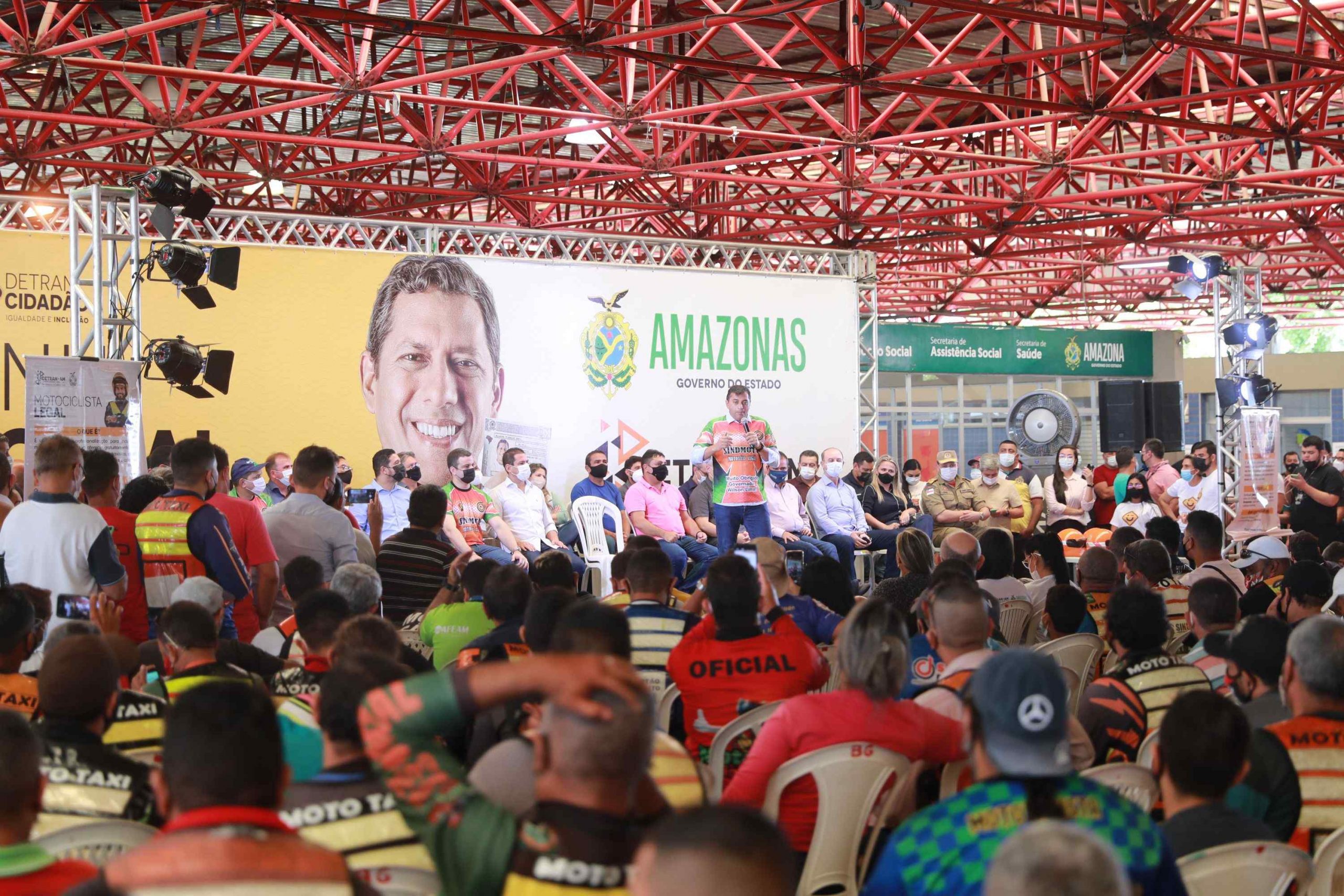 Wilson Lima inicia entrega de capacetes e coletes para mototaxistas de Manaus