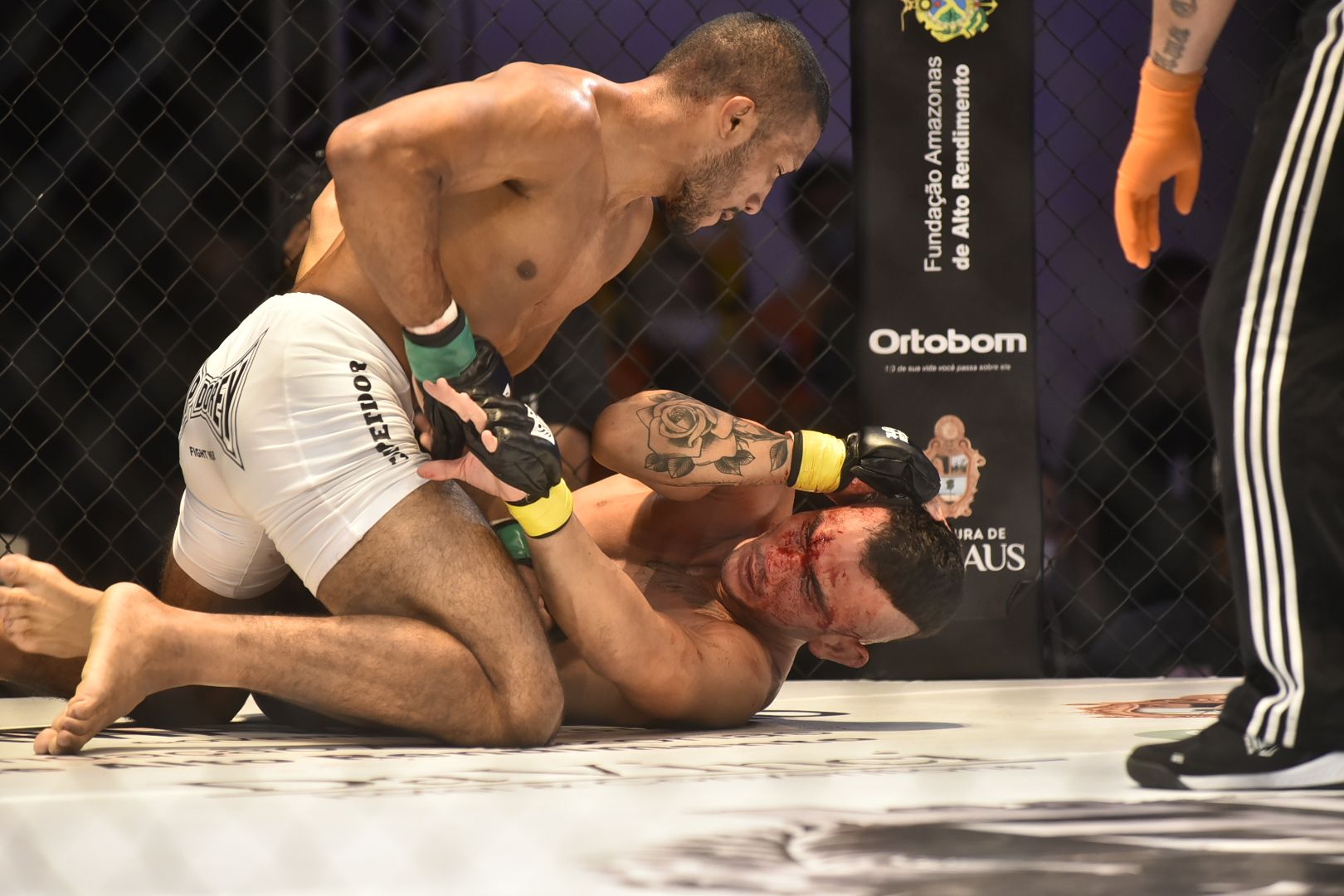 Júlio Pereira nocauteia Caíque Costa e fatura cinturão dos penas do Jungle Fight 105