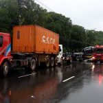 Chuva pode ter causado acidente entre ônibus e caminhões no Distrito Industrial