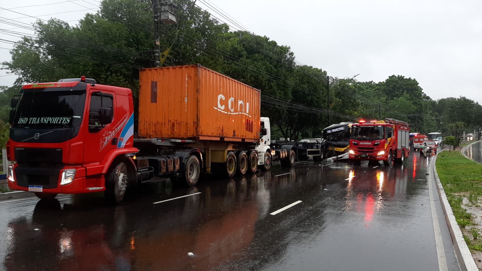 Chuva pode ter causado acidente entre ônibus e caminhões no Distrito Industrial