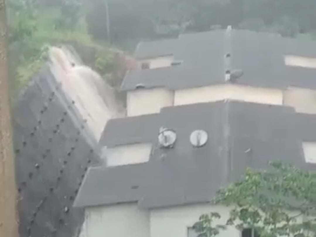 Casa desaba e apartamentos são inundados durante chuva nesta segunda-feira, em Manaus