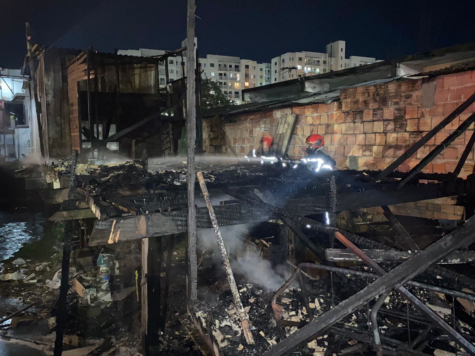 Residências são destruídas em incêndio no bairro da Paz
