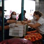 Setenta mil famílias são atendidas com programa que reduz desperdício de alimentos em feiras de Manaus