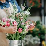 Florista ensina como fazer arranjos florais para o Dia das Mães