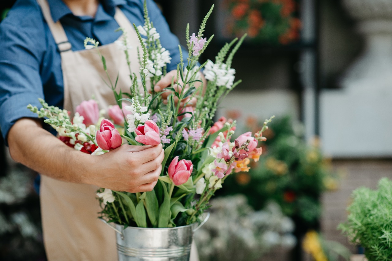 Florista ensina como fazer arranjos florais para o Dia das Mães