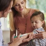 Hepatite misteriosa em crianças não tem relação com a vacina contra a Covid-19, afirma infectologista