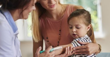 Hepatite misteriosa em crianças não tem relação com a vacina contra a Covid-19, afirma infectologista