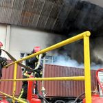 Bombeiros evitam que fogo se alastrasse em fábrica no Armando Mendes