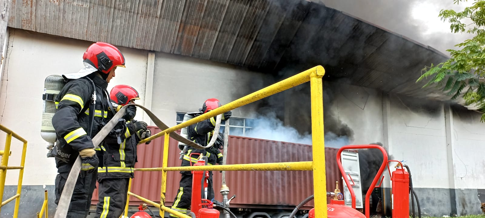 Bombeiros evitam que fogo se alastrasse em fábrica no Armando Mendes