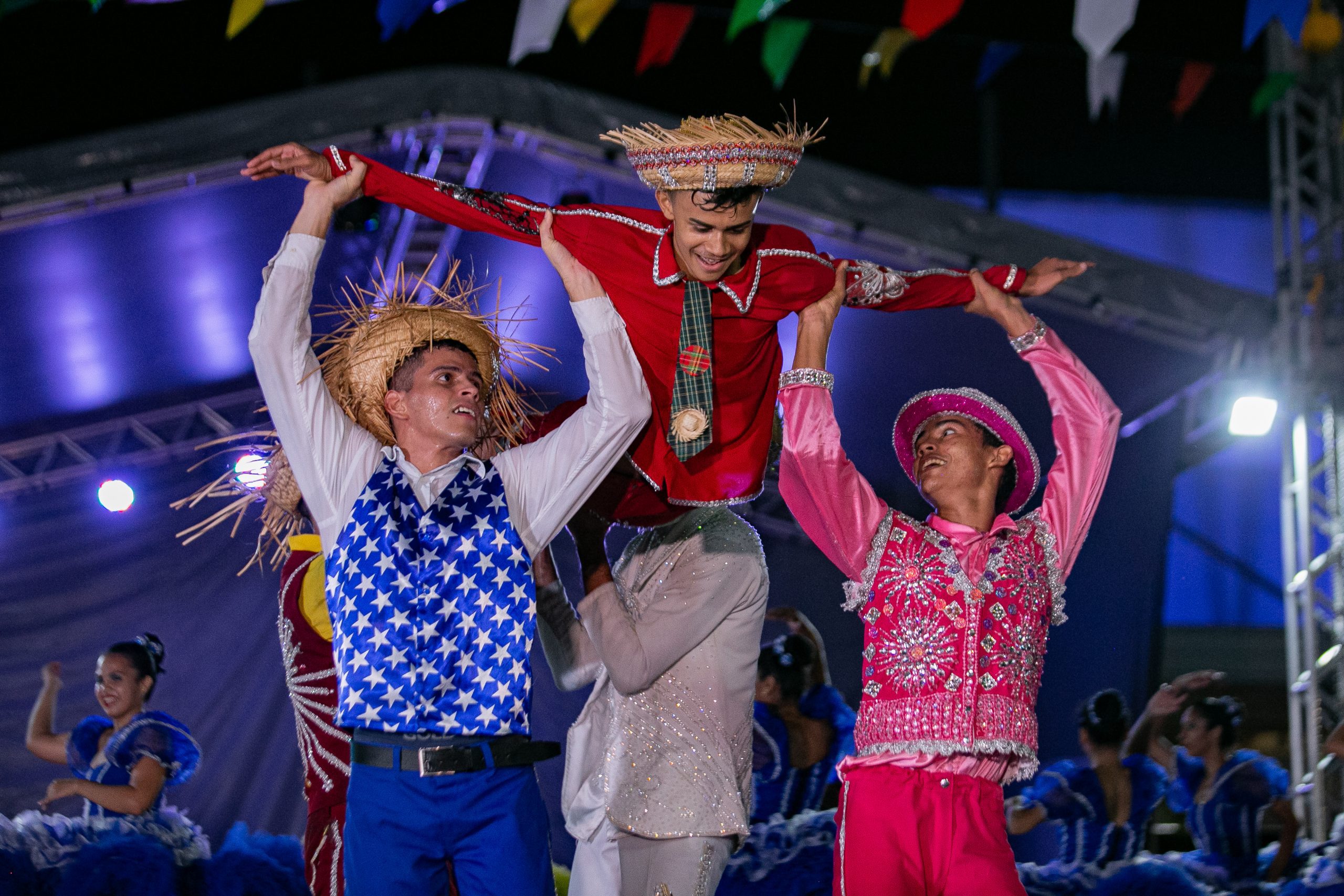 Quadrilhas, comidas típicas e shows agitam arraial no Monte das Oliveiras