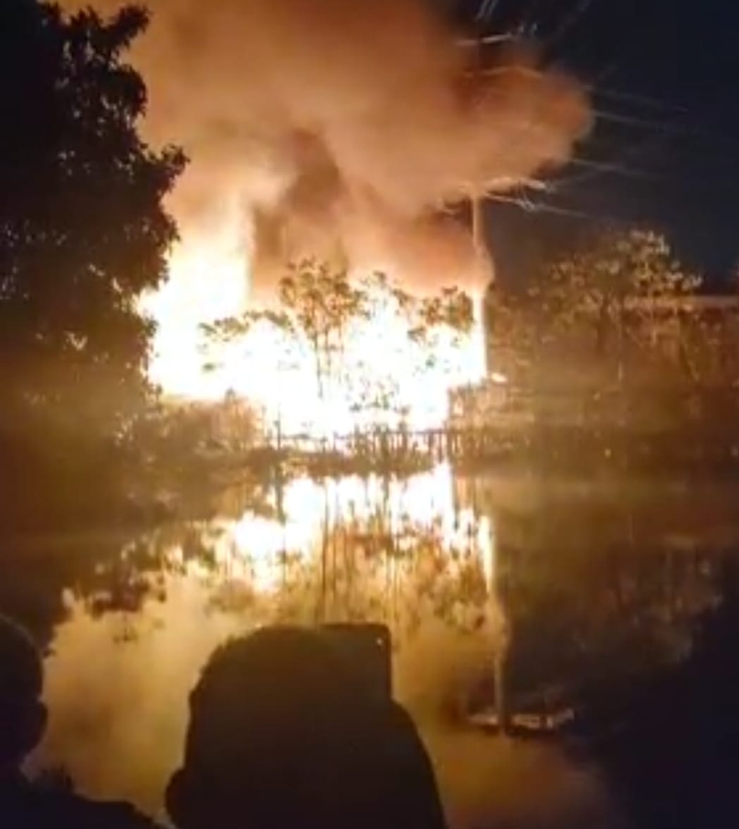 Incêndio destrói dez casas no bairro São Jorge, na noite desta terça-feira