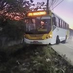 Ônibus da linha 711 perde a direção e fica na beira do barranco no Mauzinho, nesta quinta-feira (18/08)