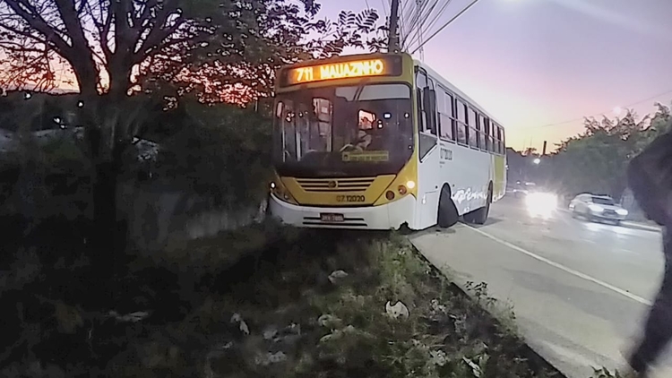 Ônibus da linha 711 perde a direção e fica na beira do barranco no Mauzinho, nesta quinta-feira (18/08)