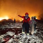 Bombeiros combatem incêndio em lixão no Colônia Antônio Aleixo