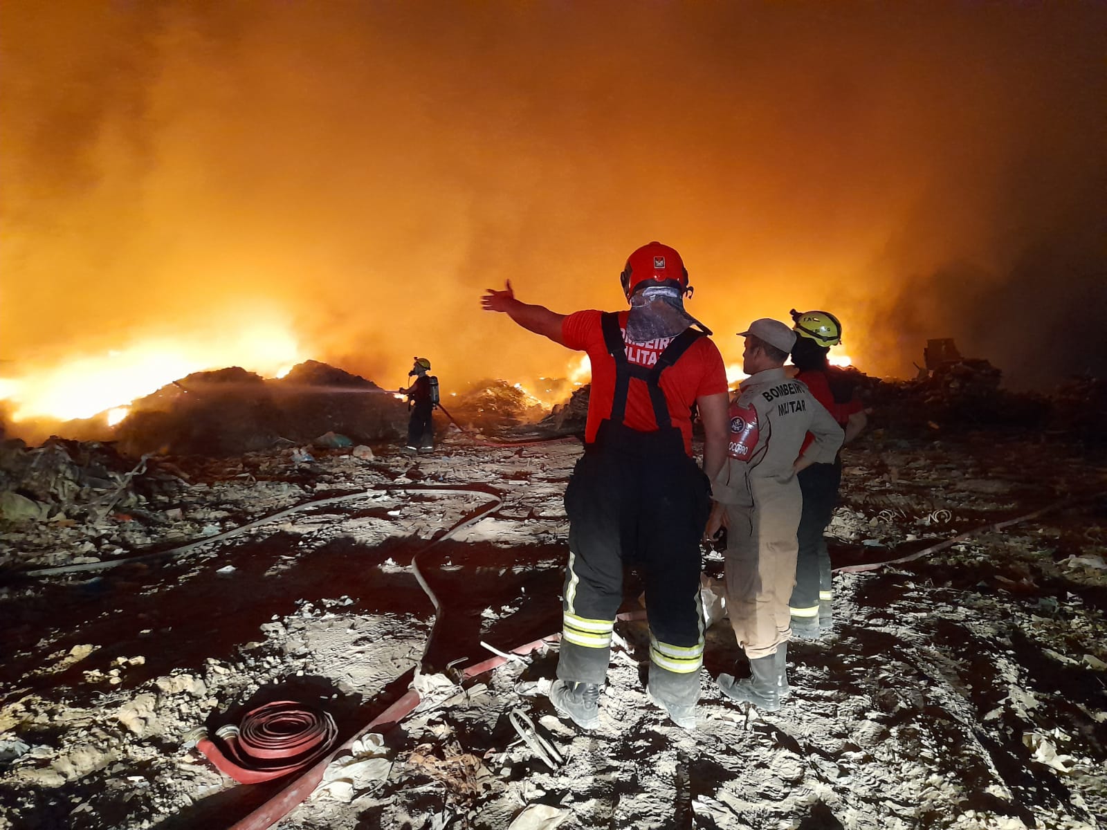 Bombeiros combatem incêndio em lixão no Colônia Antônio Aleixo