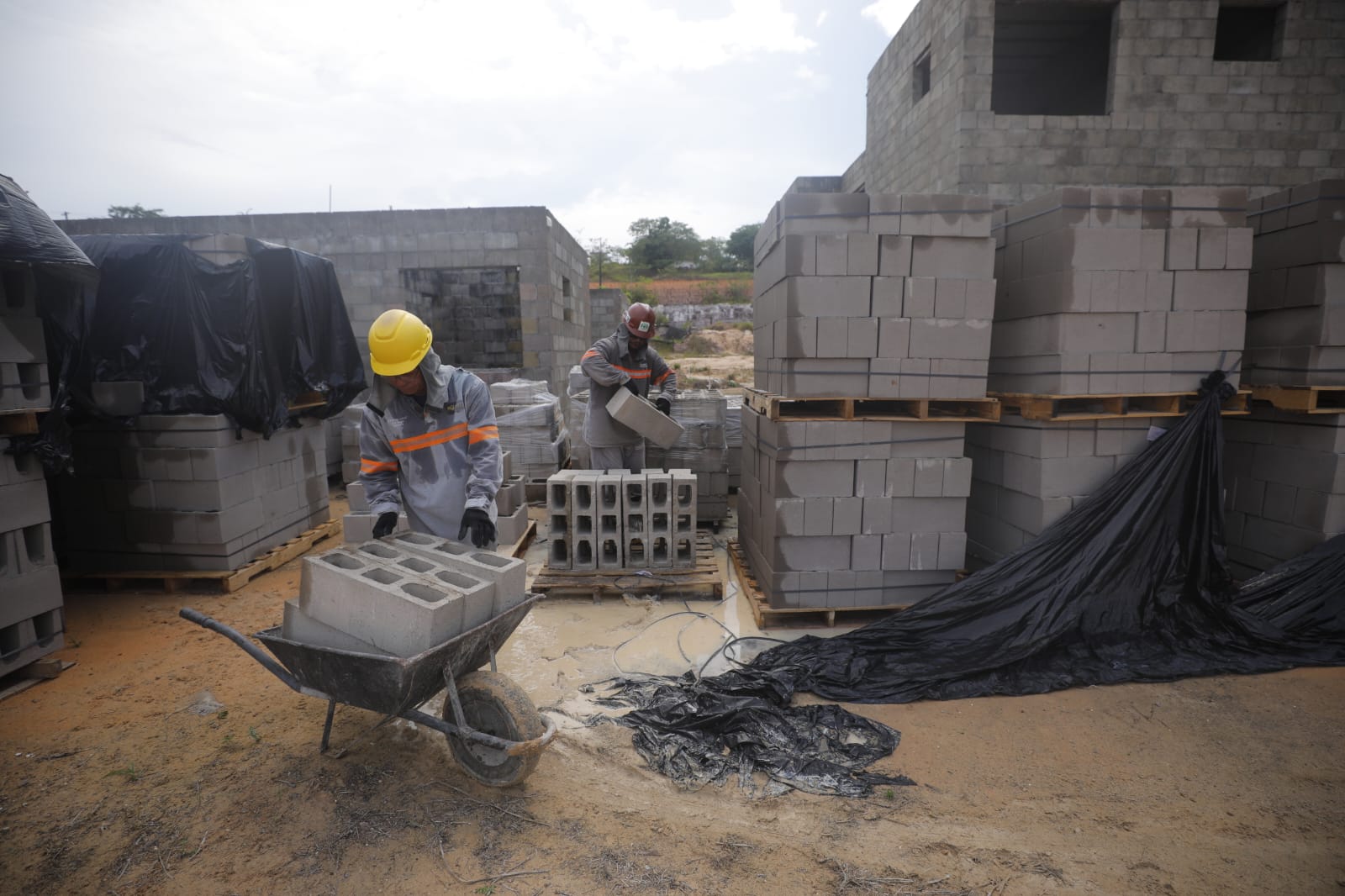 Construtora abre 30 vagas para encarregado de obra, em Manaus