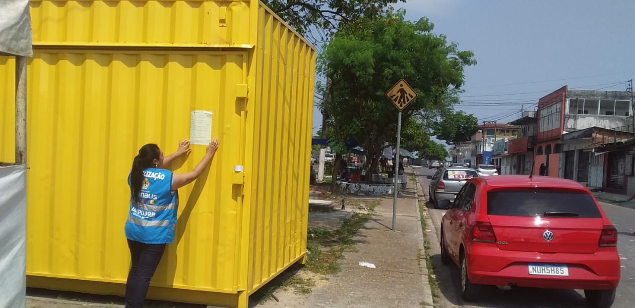 Container irregular é retirado de canteiro central da Noel Nutels