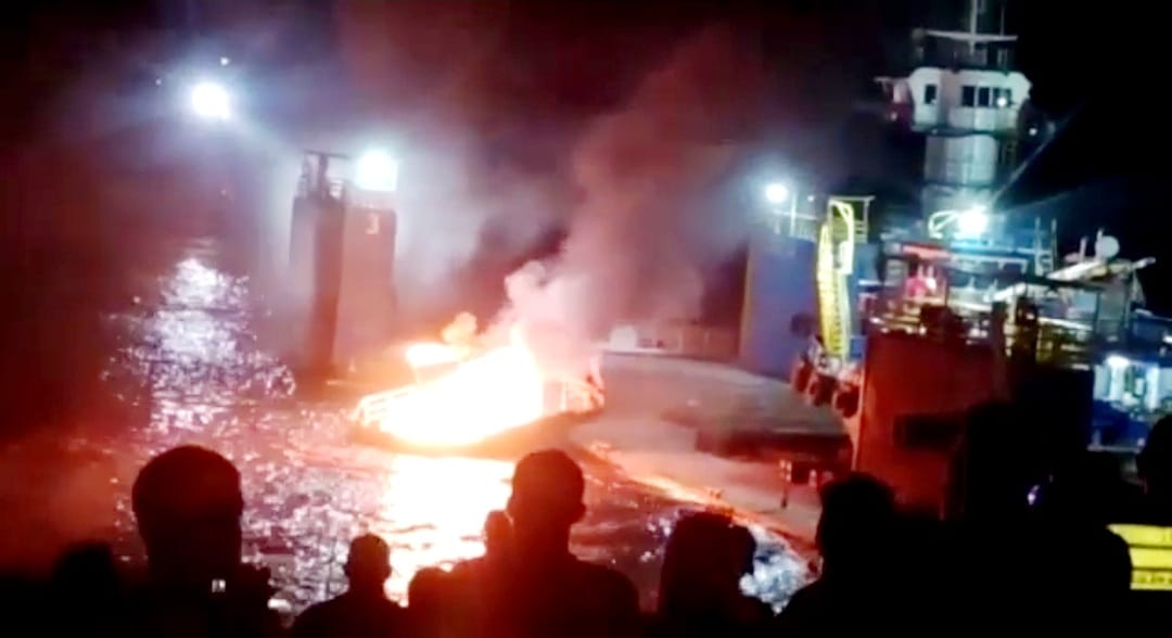 Bombeiros apagam incêndio em embarcação que explodiu em Itacoatiara
