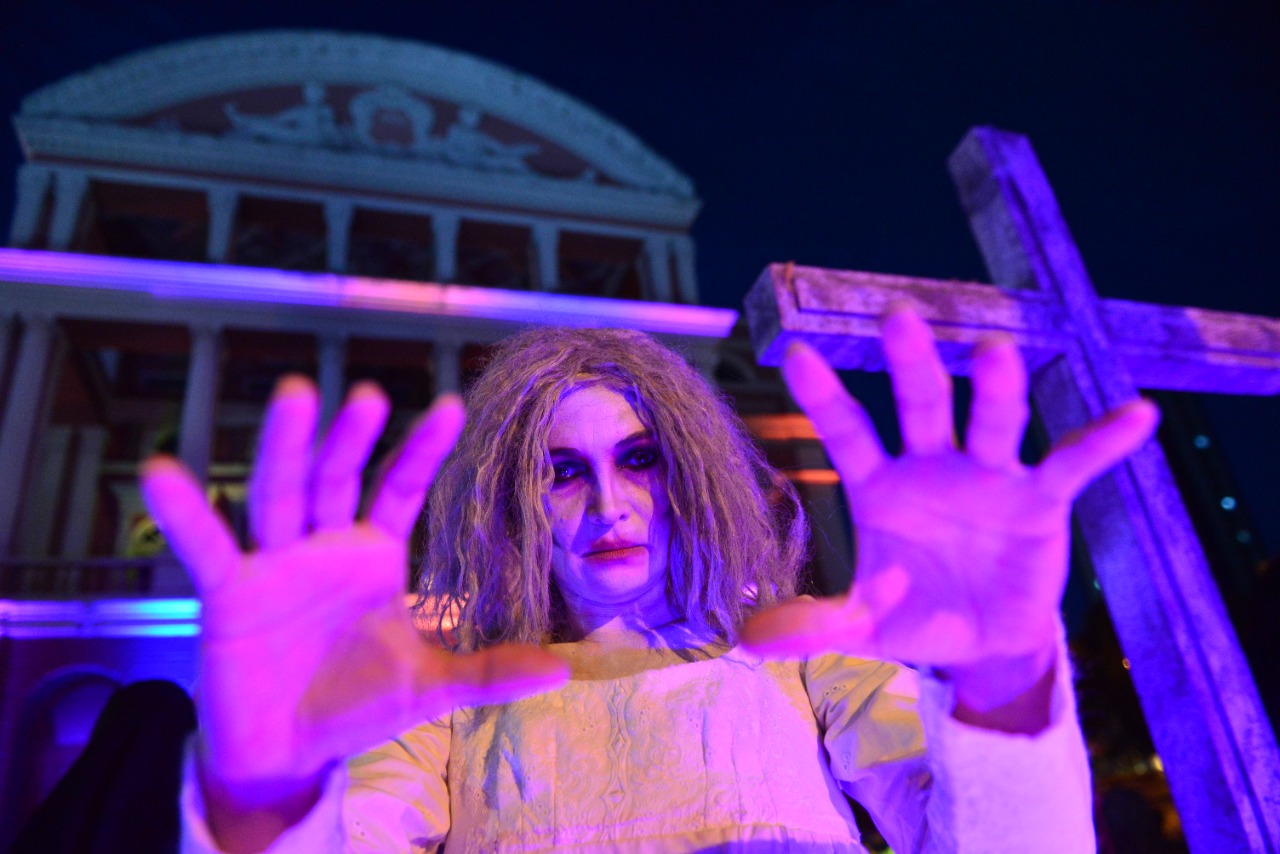 Halloween do Teatro Amazonas traz visitação performática com personagens dos filmes de terror