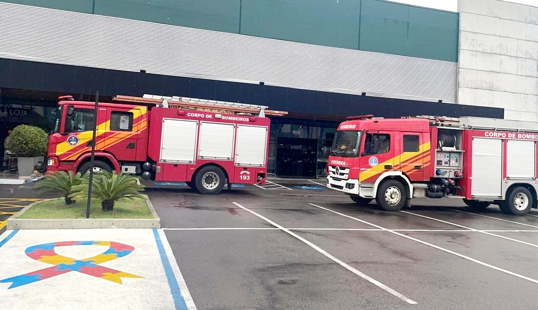 Bombeiros controlam princípio de incêndio em duto de supermercado
