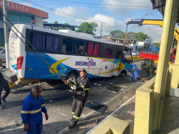 Quatro mulheres ficam feridas após acidente com ônibus na Darcy Vargas