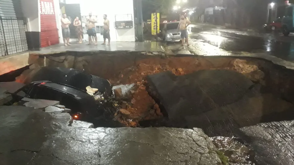 Chuva causa estragos em 19 bairros de Manaus