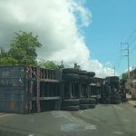 Carreta invade posto de combustível na Raiz; No Distrito Industrial, outra carreta tomba na avenida Buriti