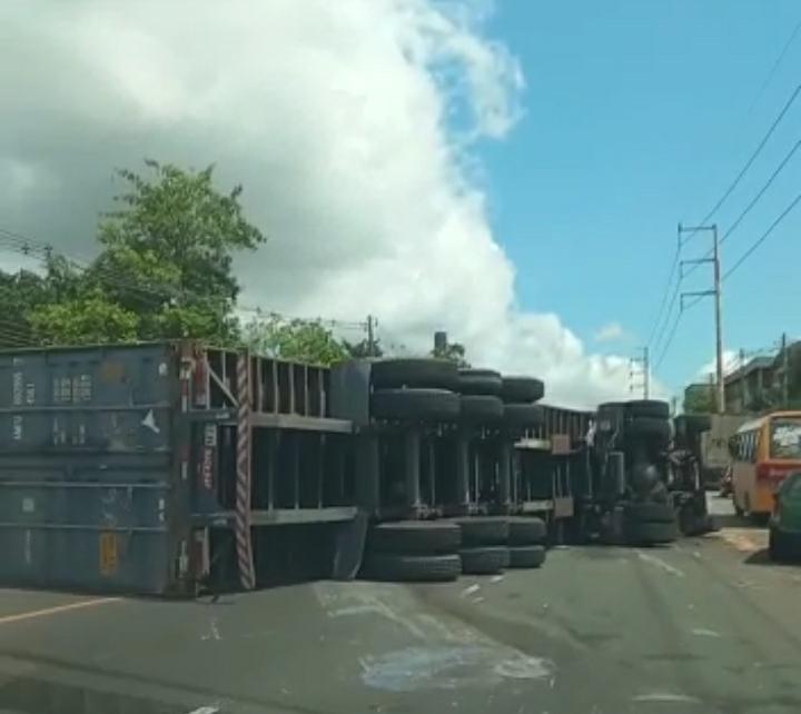 Carreta invade posto de combustível na Raiz; No Distrito Industrial, outra carreta tomba na avenida Buriti