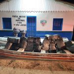 Polícia pega barco com 400 quilos de maconha em Japurá