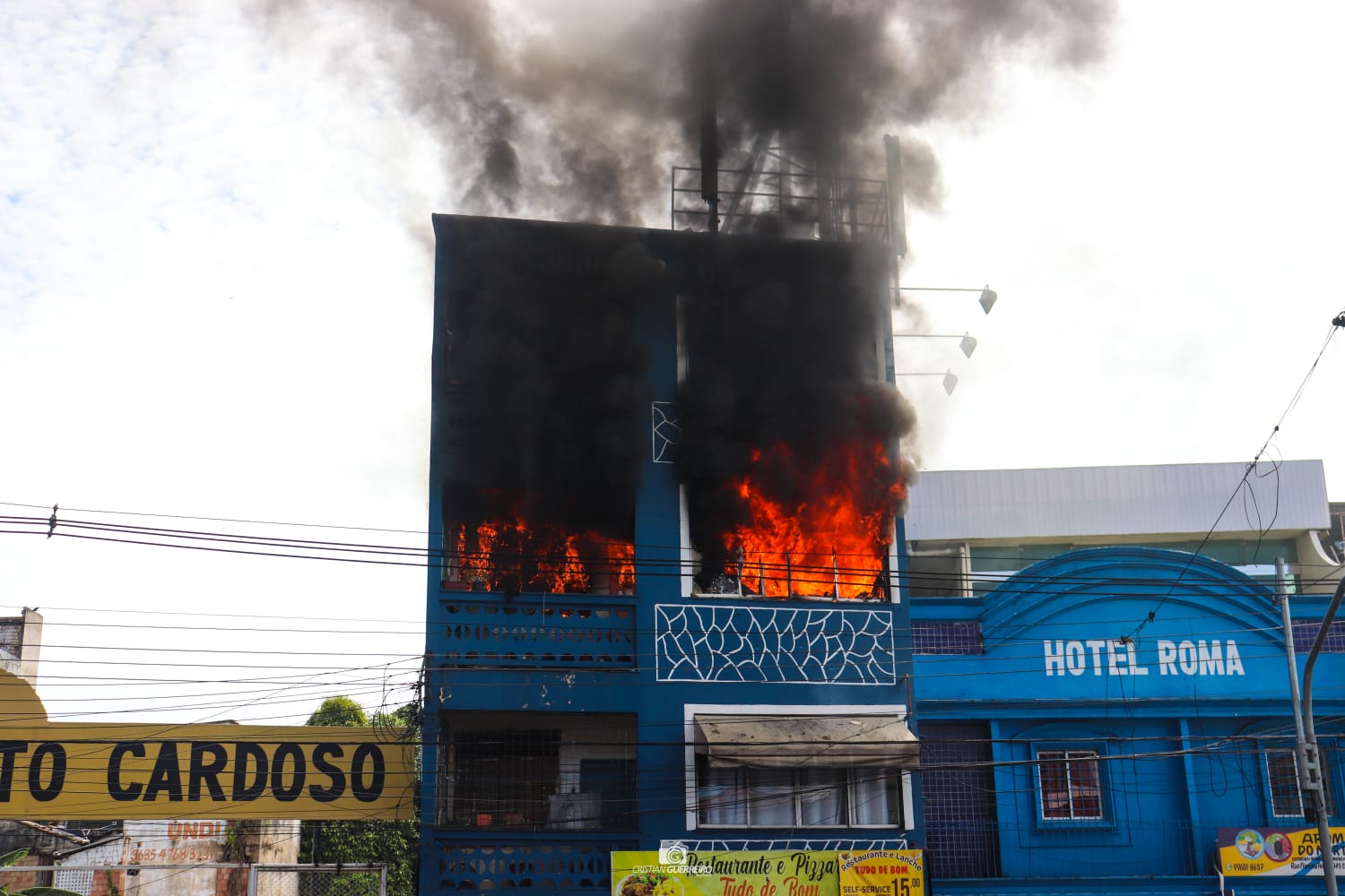 Apartamento é destruído por incêndio no Centro, neste sábado