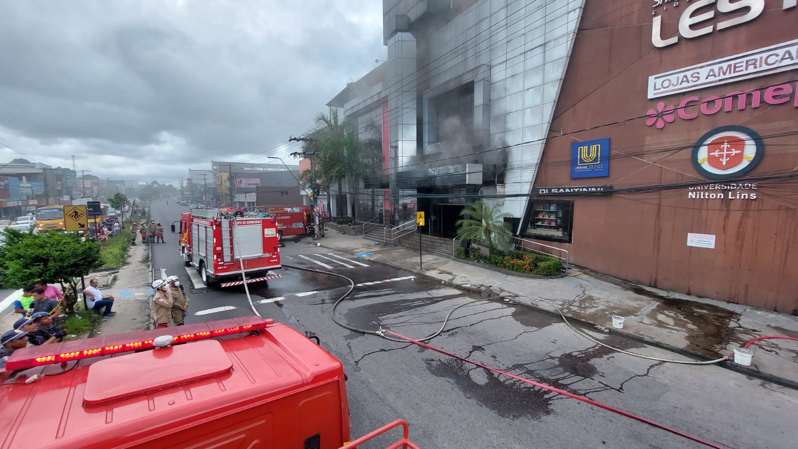 Incêndio em shopping na Zona Leste é controlado após quase seis horas