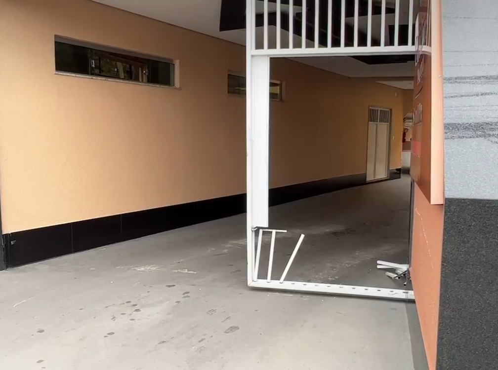 Homem destrói portão de motel durante fuga no Alvorada
