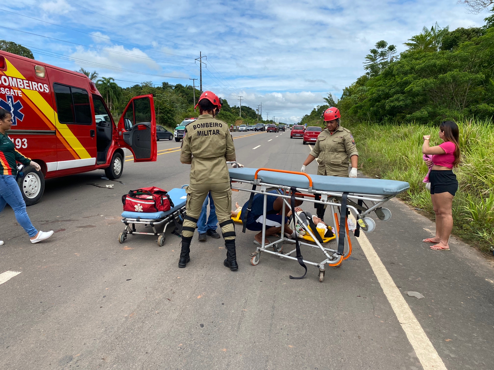 Três pessoas ficam feridas após colisão entre carro e moto na AM-070, em Iranduba