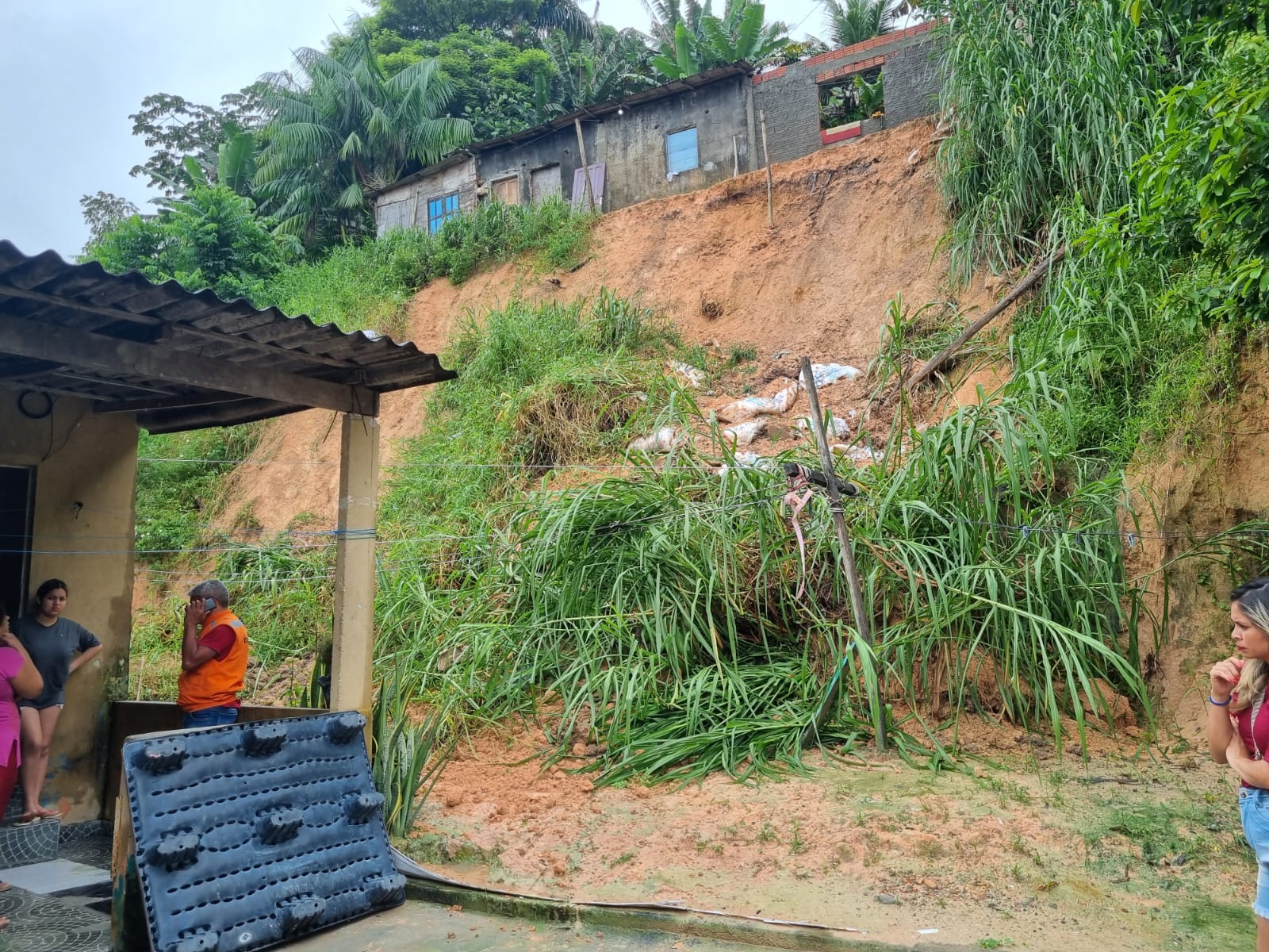 Temporal causa deslizamentos em cinco bairros de Manaus