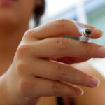 Nove em cada dez adolescentes que tentam comprar cigarros não são impedidos atualmente no Brasil. Além disso, a grande maioria (cerca de 70%) desses jovens faz isto com frequência e em estabelecimentos comerciais autorizados.