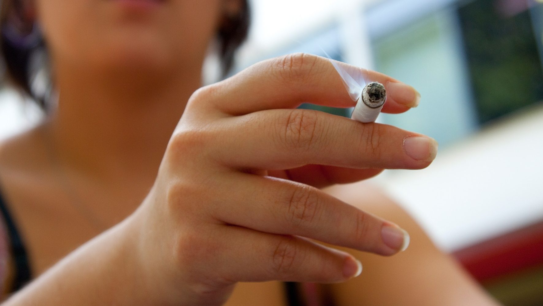 Nove em cada dez adolescentes que tentam comprar cigarros não são impedidos atualmente no Brasil. Além disso, a grande maioria (cerca de 70%) desses jovens faz isto com frequência e em estabelecimentos comerciais autorizados.