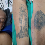 Um dos homens possui tatuagens pelo corpo que podem ajudar na identificação