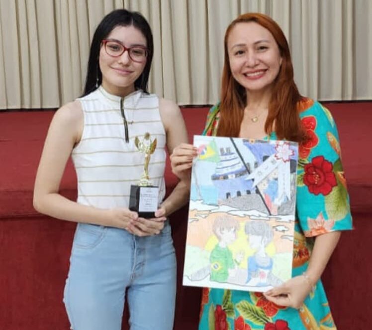 Giovanna de Matos, 16, consagrou-se bicampeã do 19º Concurso de Desenho e Mangá da Associação Nipo-brasileira da Amazônia Ocidental (Nippaku). A unidade escolar, que oferece a modalidade de ensino bilíngue português-japonês, é parceira da associação