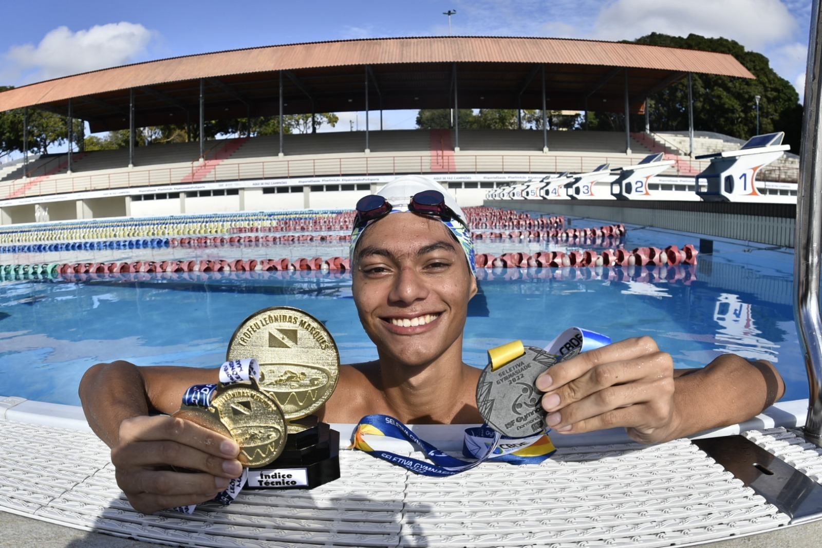 Caio Arcos pratica natação desde os 6 anos e já coleciona vários títulos