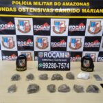 Conforme o relatório de ocorrência policial, a equipe recebeu uma denúncia anônima informando que um indivíduo conhecido como "Visão", de aparência indígena, estaria guardando drogas em sua casa na Rua Vitória, no bairro Monte das Oliveiras.