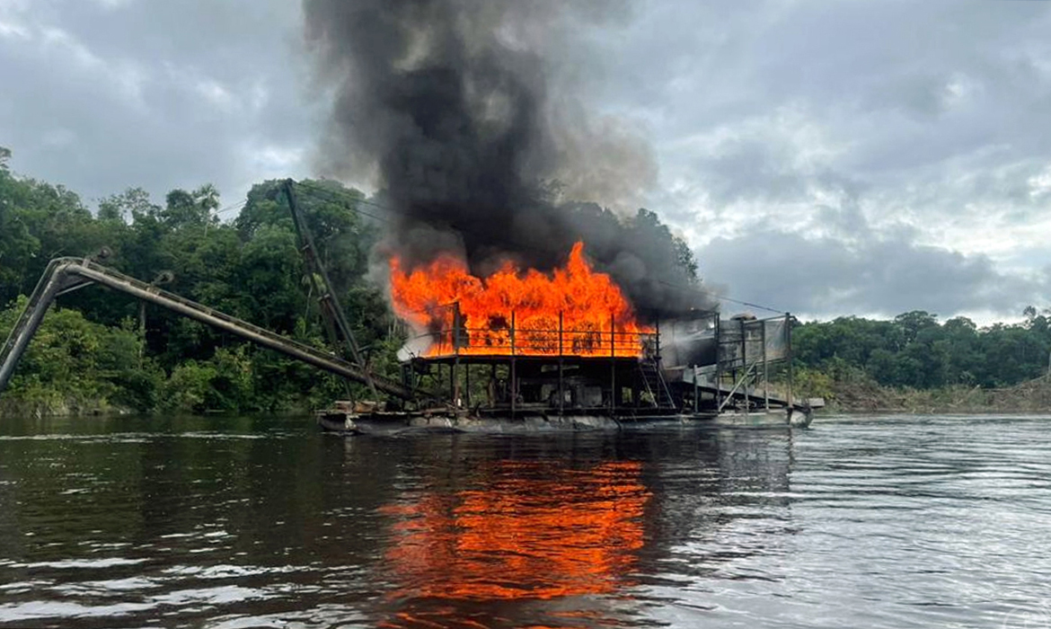 Balsa queima durante operação conjunta de forças de segurança em mega garimpo próximo à fronteira com a Colômbia