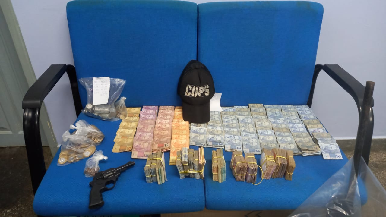 Oito pessoas foram presas e apreendido cerca de R$ 17 mil, além de drogas e simulacros de arma de fogo