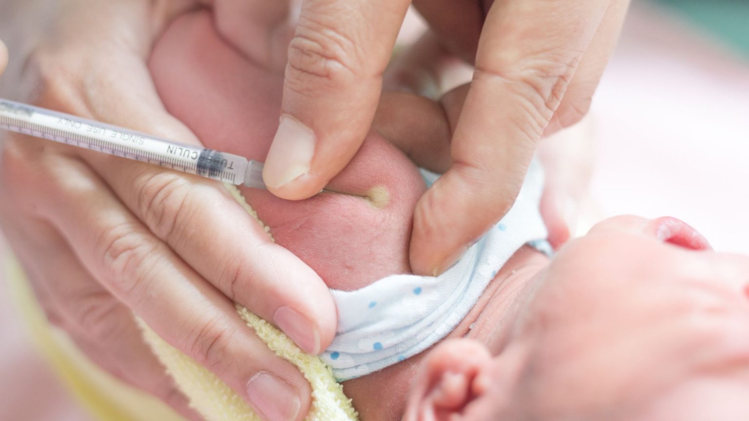 Dose aplicada em recém-nascidos ajuda a prevenir formas graves da doença e reduz a mortalidade; pais devem manter caderneta de vacinação em dia.