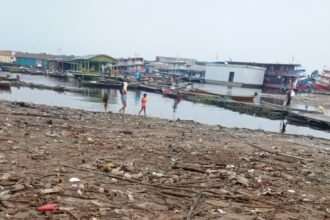 Lixo no Porto de Coari preocupa