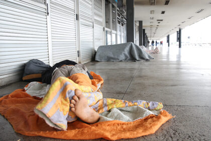 Calor bate recorde, mas Manaus não olha para moradores de rua