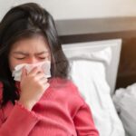 Períodos mais frios e secos do ano favorecem a infecção das crianças; pais devem ficar atentos aos principais sinais de alerta para procurar atendimento médico.
