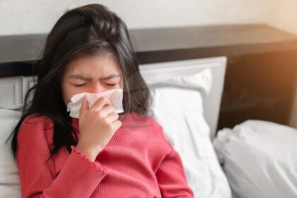 Períodos mais frios e secos do ano favorecem a infecção das crianças; pais devem ficar atentos aos principais sinais de alerta para procurar atendimento médico.